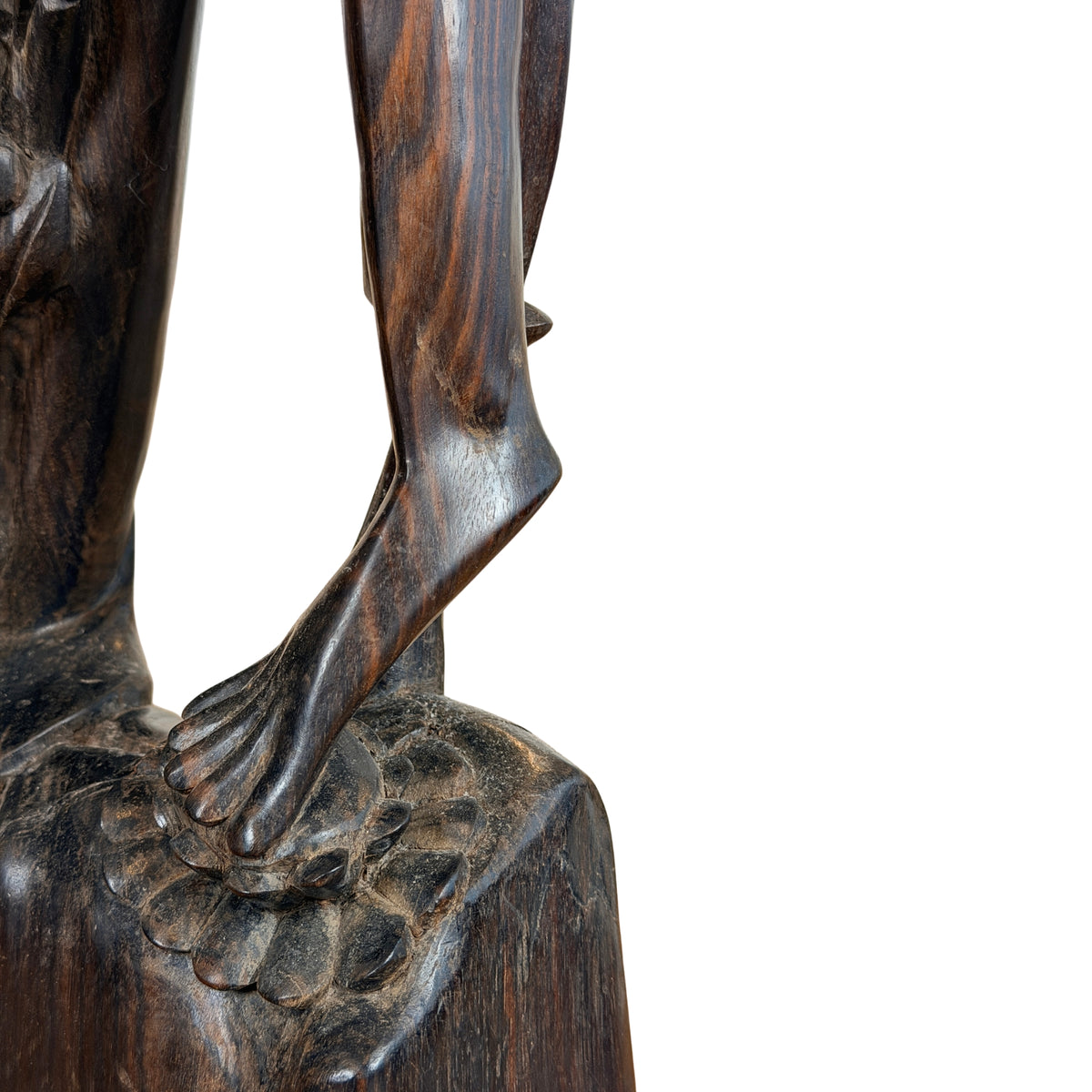 Voet op de rotsachtige sokkel, close-up