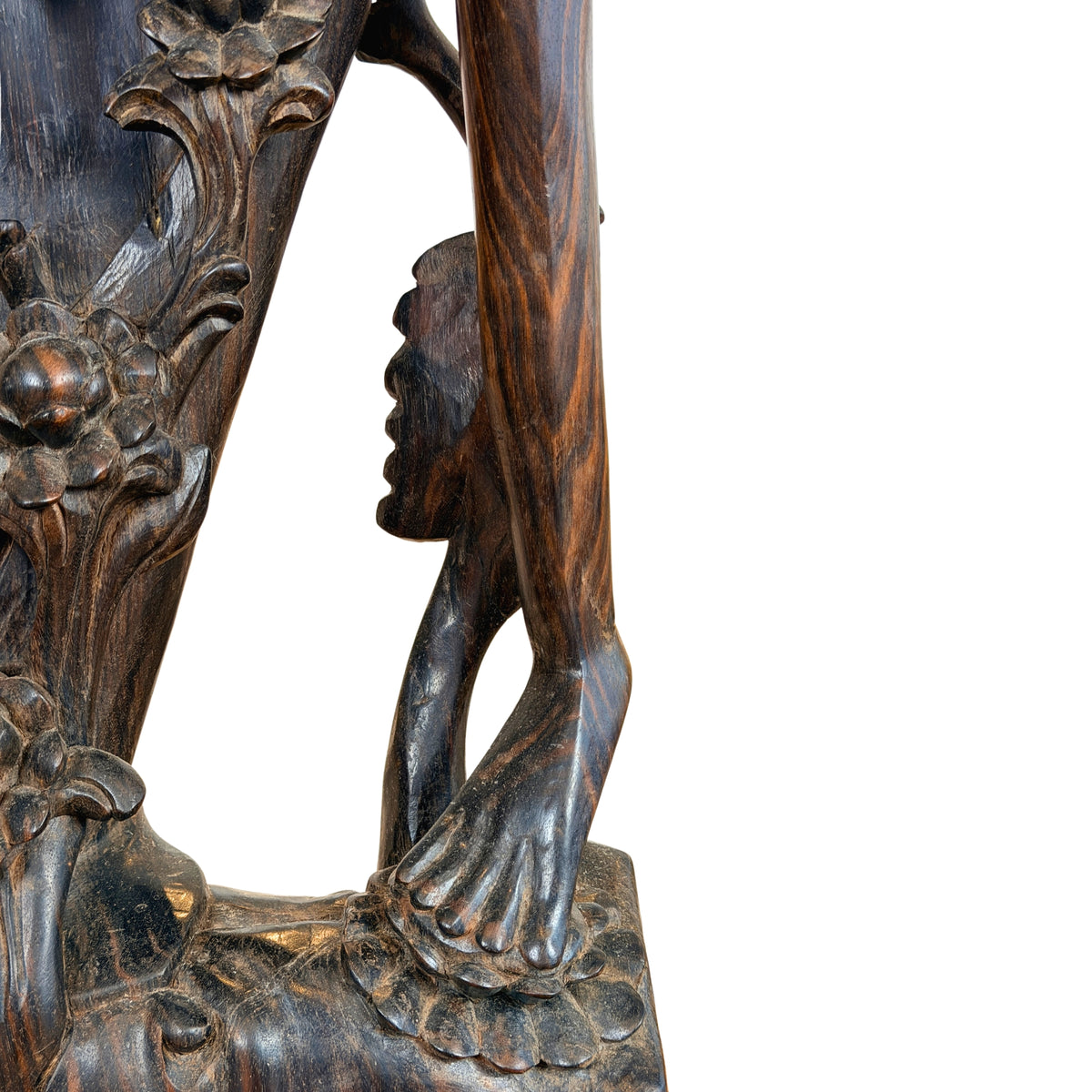 Voet op de rotsachtige sokkel, detail