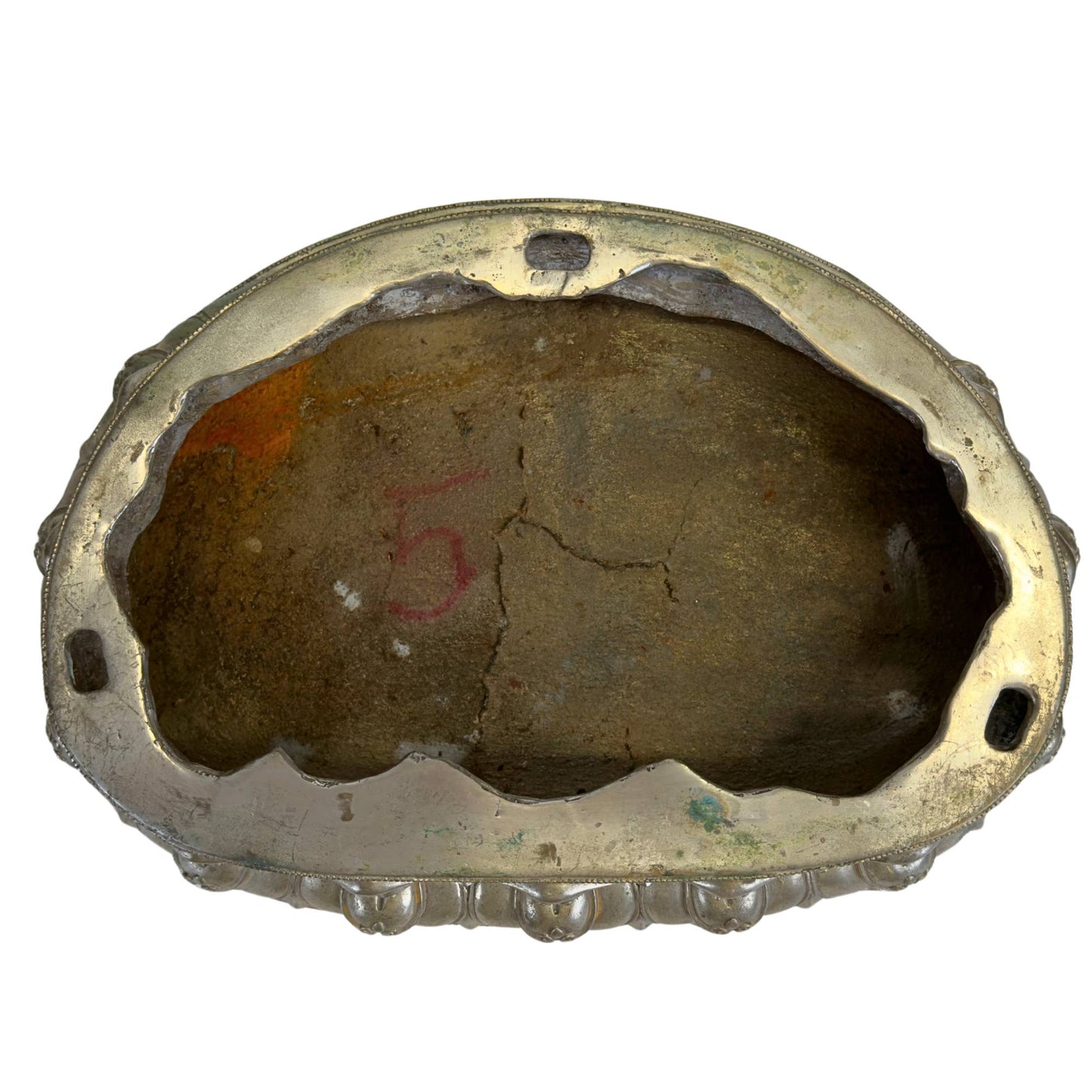 Binnenzijde van de losse Newar lotustroon met originele gietkern en oude constructie.