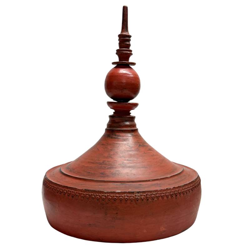 birmaanse tempel offerpot in lakwerk met spitse bekroning
