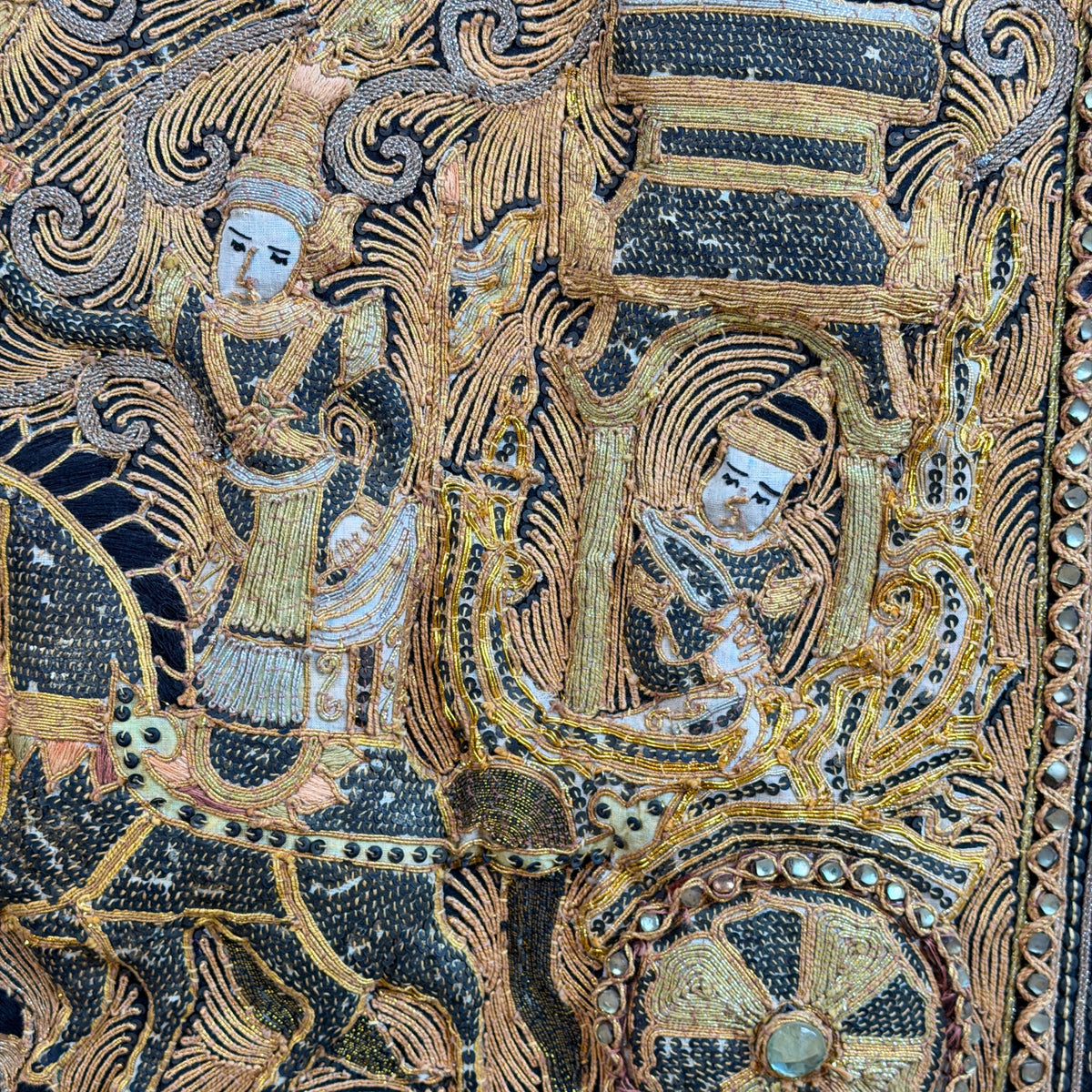 Wagen met wielen en gekroonde figuren