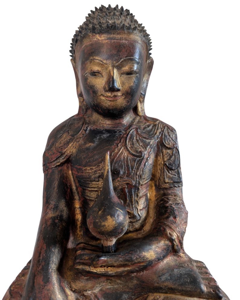Detail van Birmaanse Boeddha in Bhumisparsha mudra met oude verguldingsresten