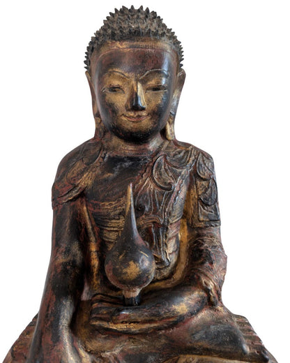 Detail van Birmaanse Boeddha in Bhumisparsha mudra met oude verguldingsresten
