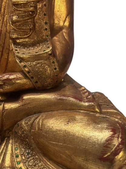 Birmaanse Boeddha in bhumisparsha mudra, houten beeld met religieuze tempelcontext