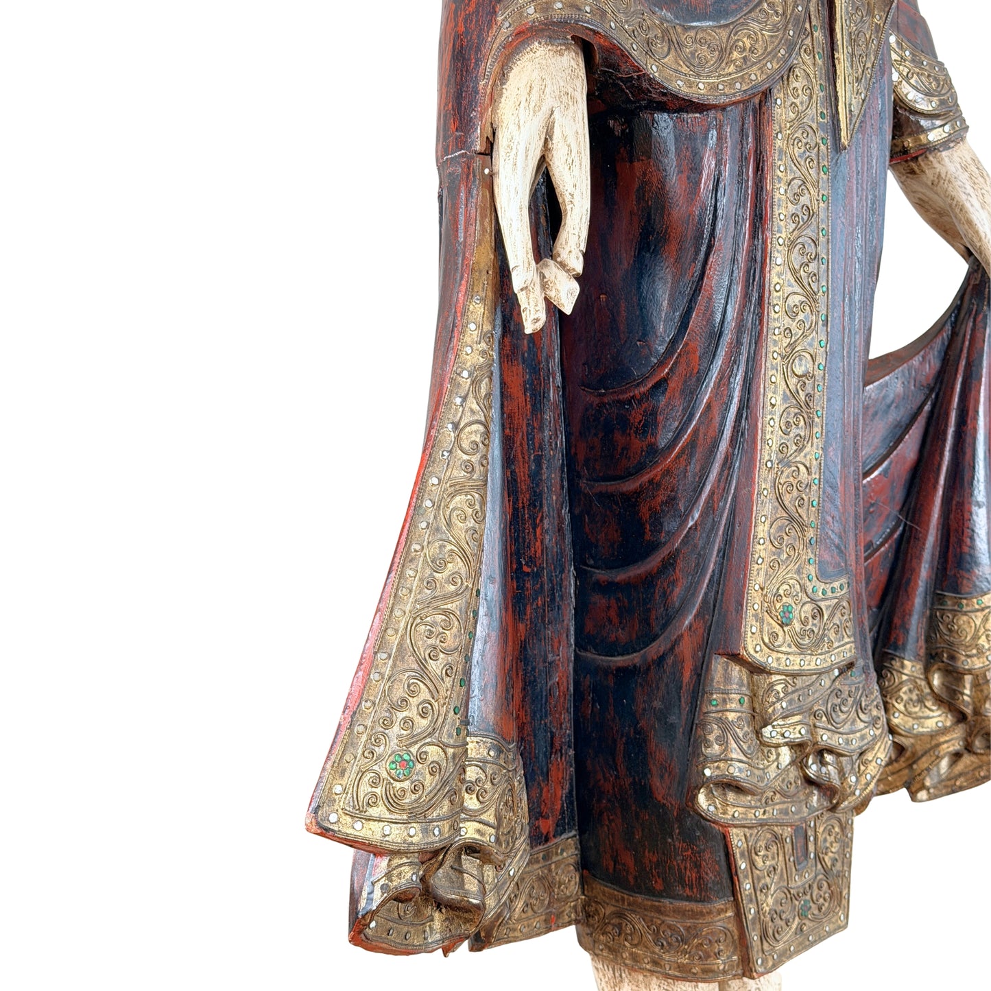 Gekleurde glas- en spiegelinleg op monumentale Birmaanse Boeddha