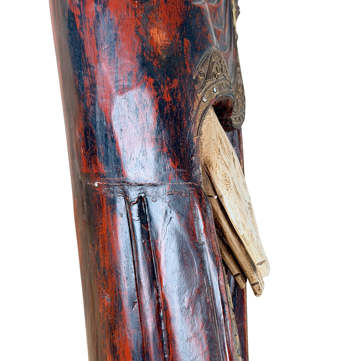 Detail van hand en gewaad van antieke Birmaanse Mandalay Boeddha