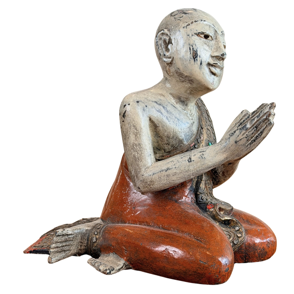 Zijaanzicht biddende figuur met rode lak en voet opzij