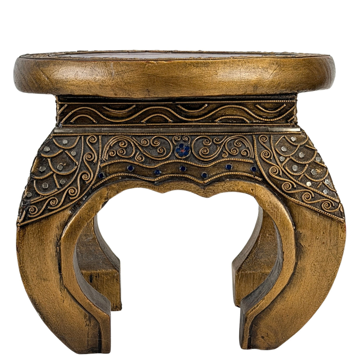 Detail van de vergulde houten standaard met metaaldecoratie en glasinleg van de Birmaanse hsun-ok