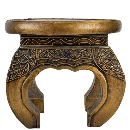 Detail van de vergulde houten standaard met metaaldecoratie en glasinleg van de Birmaanse hsun-ok