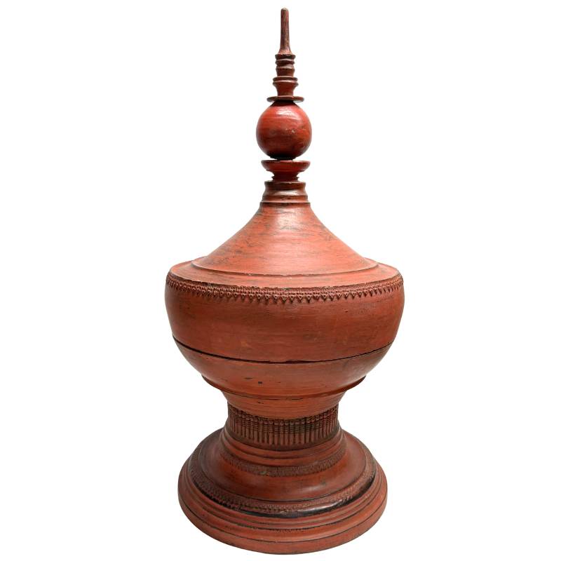 handgemaakte birmaanse lakwerk pot met zichtbare ouderdom
