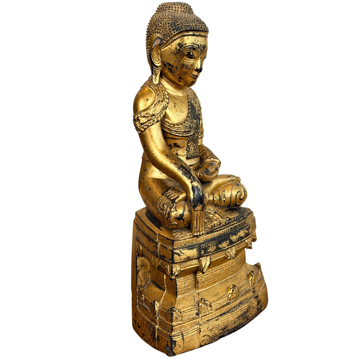 Mandalay Boeddha in bhumisparsha, driekwart aanzicht