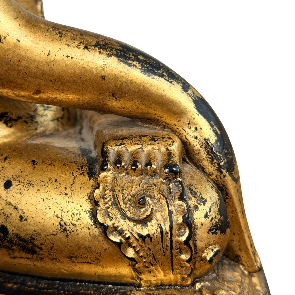 Rechterhand over de knie met gesneden lotusdetail
