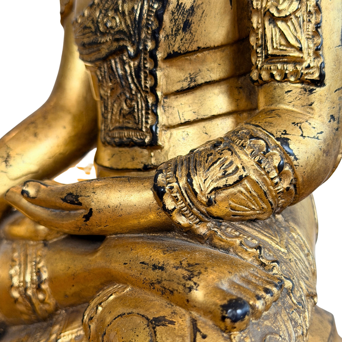 Linkerhand in de schoot met armband, detail