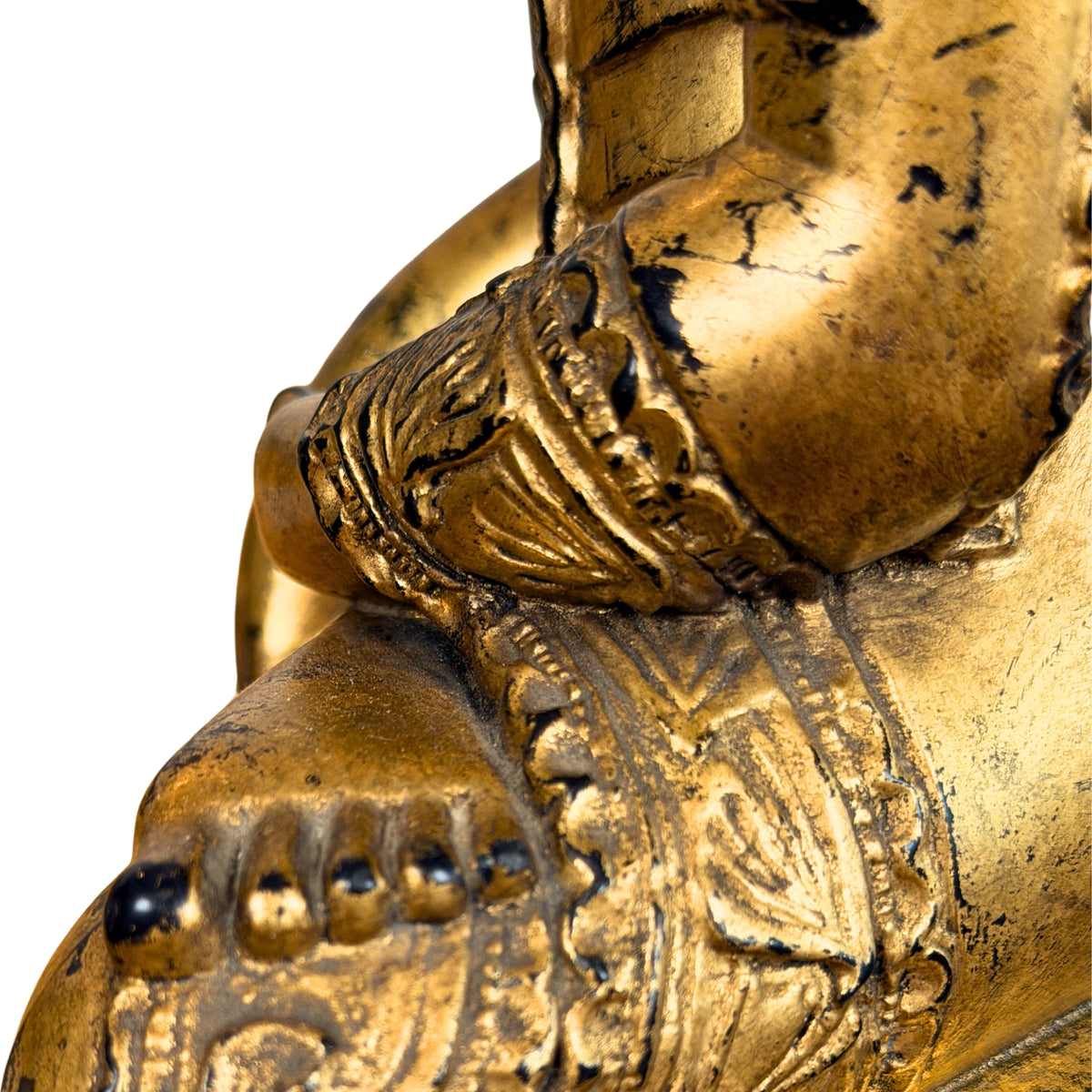 Pols met armband en vingers in de schoot, detail