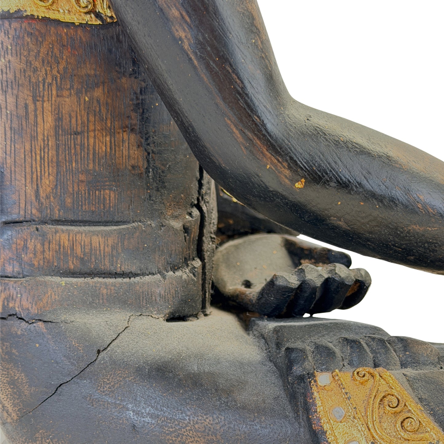 Conditiedetail met ouderdomsscheuren en slijtage in het houten Boeddhabeeld
