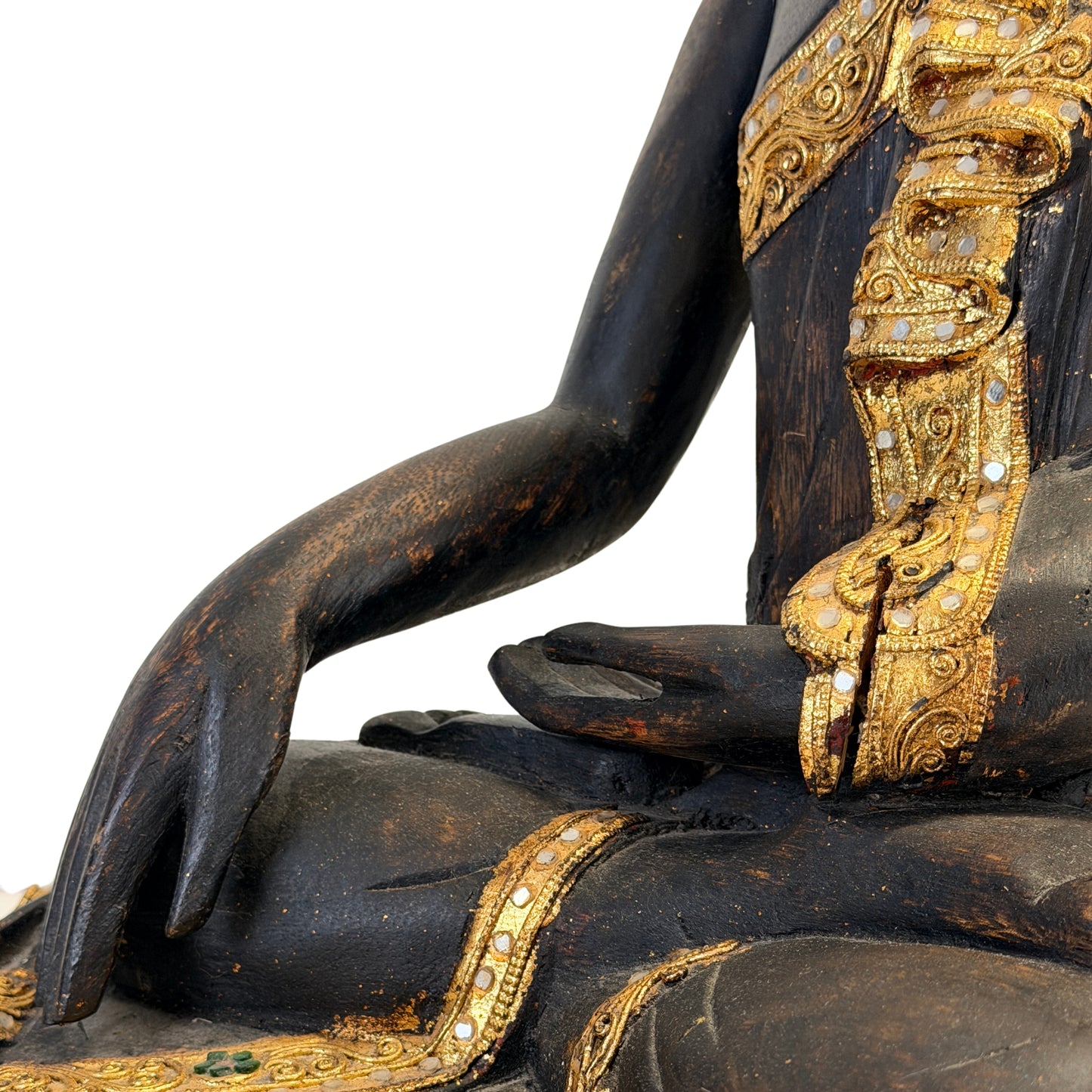 Detail van het vergulde gewaad met decoratief spiegelglas op de Birmese Boeddha