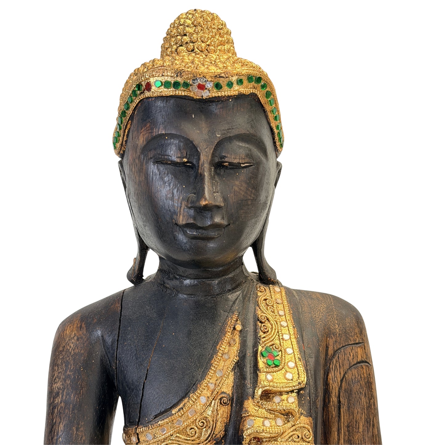 Detail van het serene gezicht en de vergulde ushnisha van de Birmese Boeddha