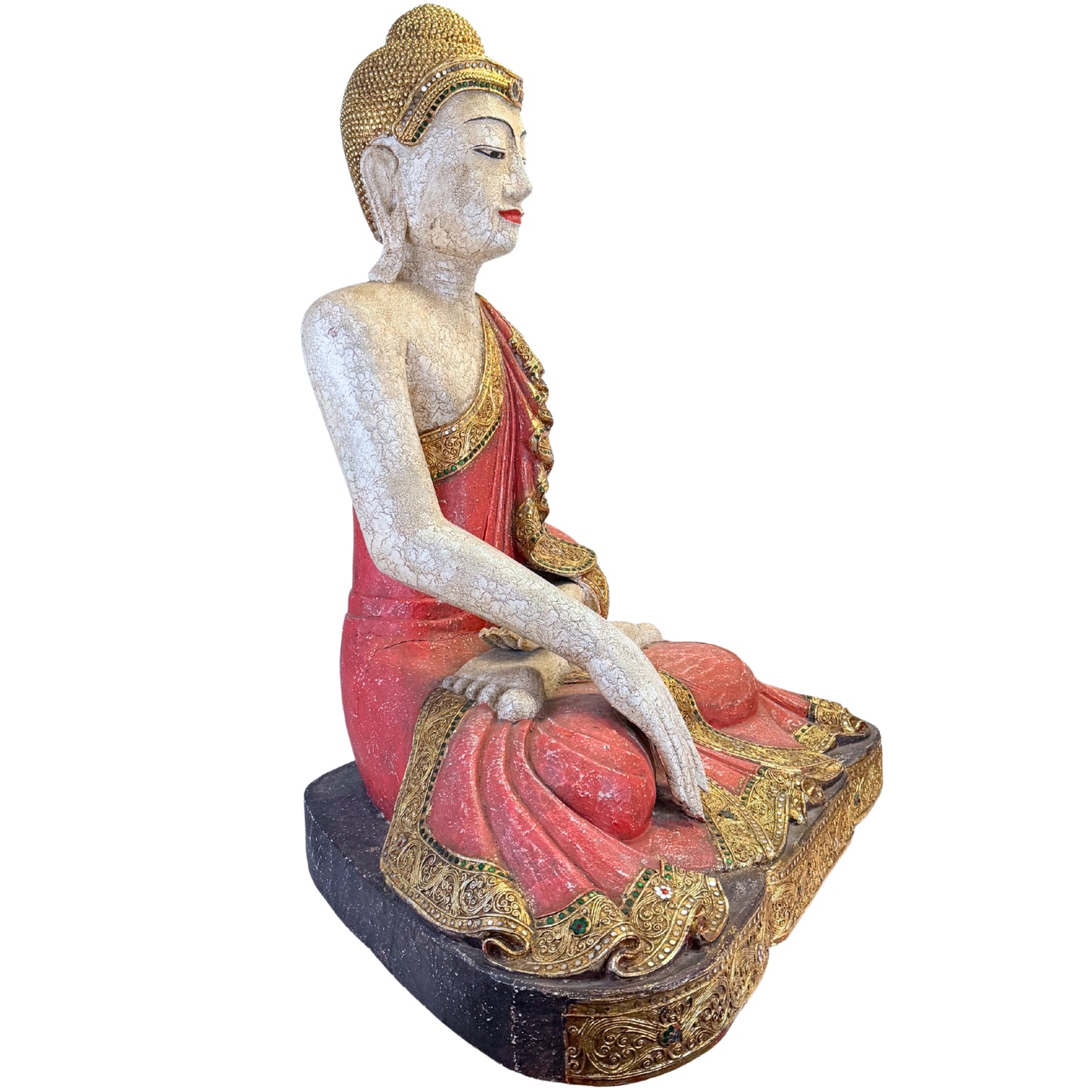 Birmese Boeddha met rijke gouddecoratie