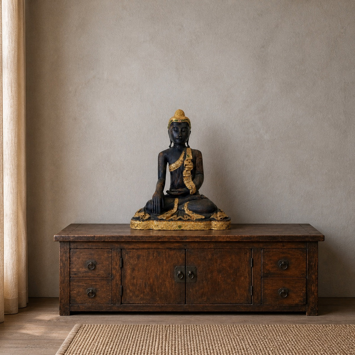 Birmese Boeddha van 50,5 cm hoog opgesteld op een houten dressoir