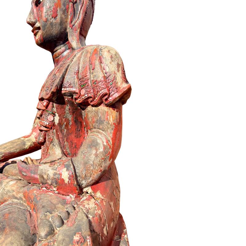 Boeddha uit Birma zittend op een gesneden lotusvoet
