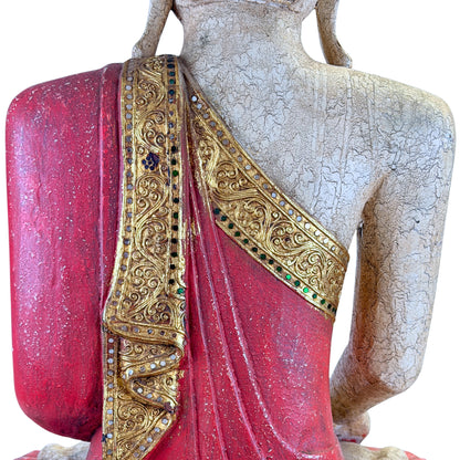 Birmese Boeddha met rode en goudkleurige decoratie
