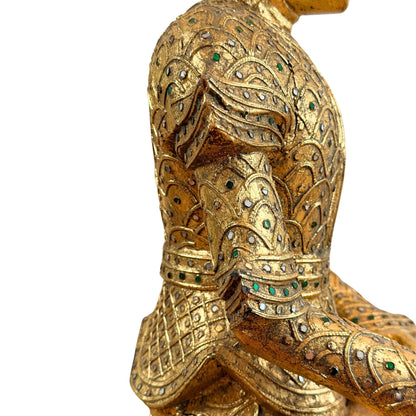Detail van arm, schouder en borst met rijk vergulde glasinleg