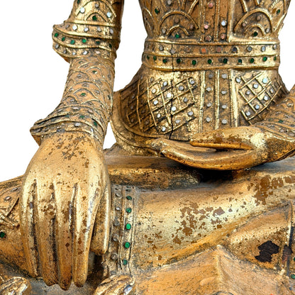 Detail van de handen in bhumisparsha mudra en het rijk versierde gewaad