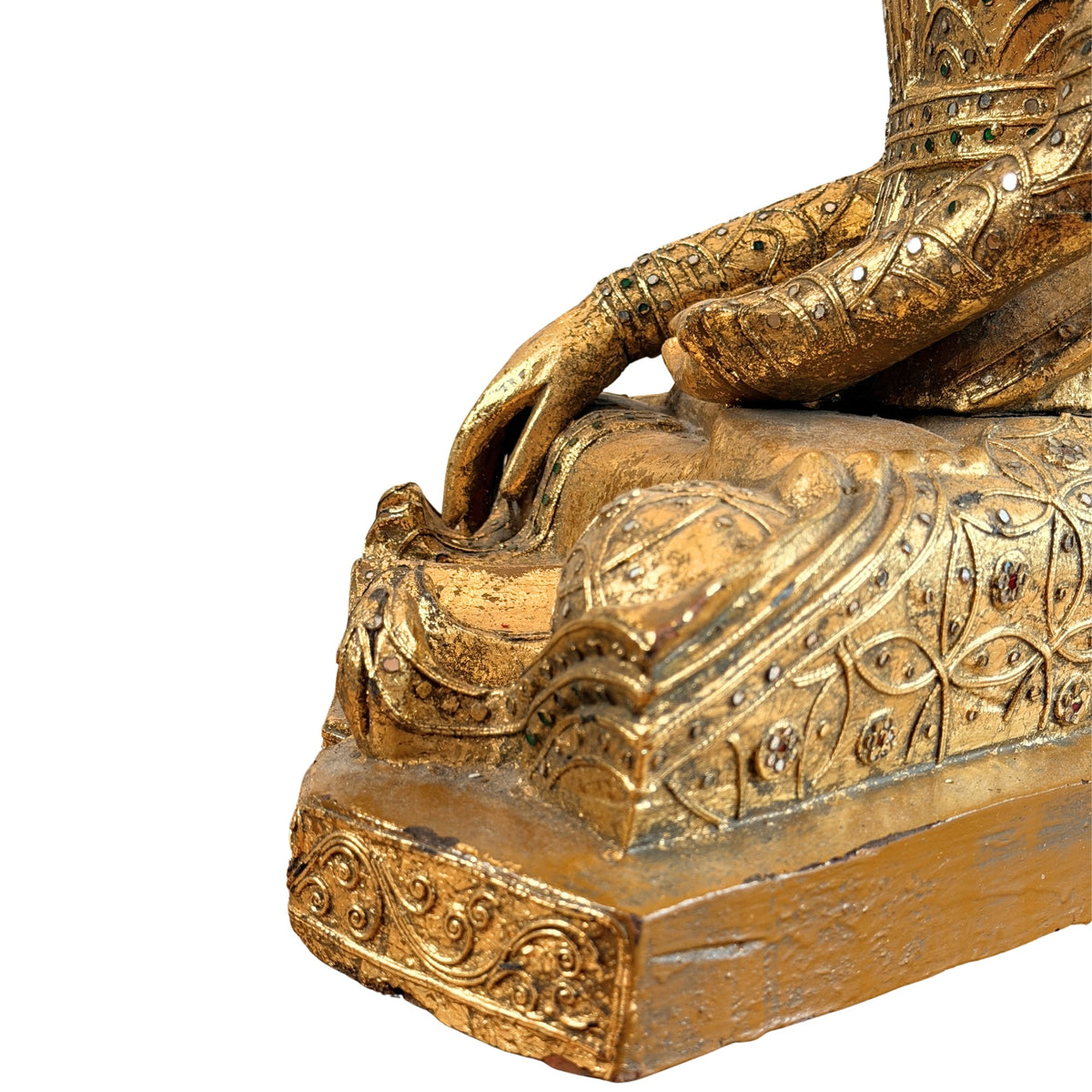Detail in zijaanzicht van de bhumisparsha mudra en de ingelegde gewaden