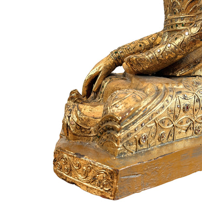 Detail in zijaanzicht van de bhumisparsha mudra en de ingelegde gewaden