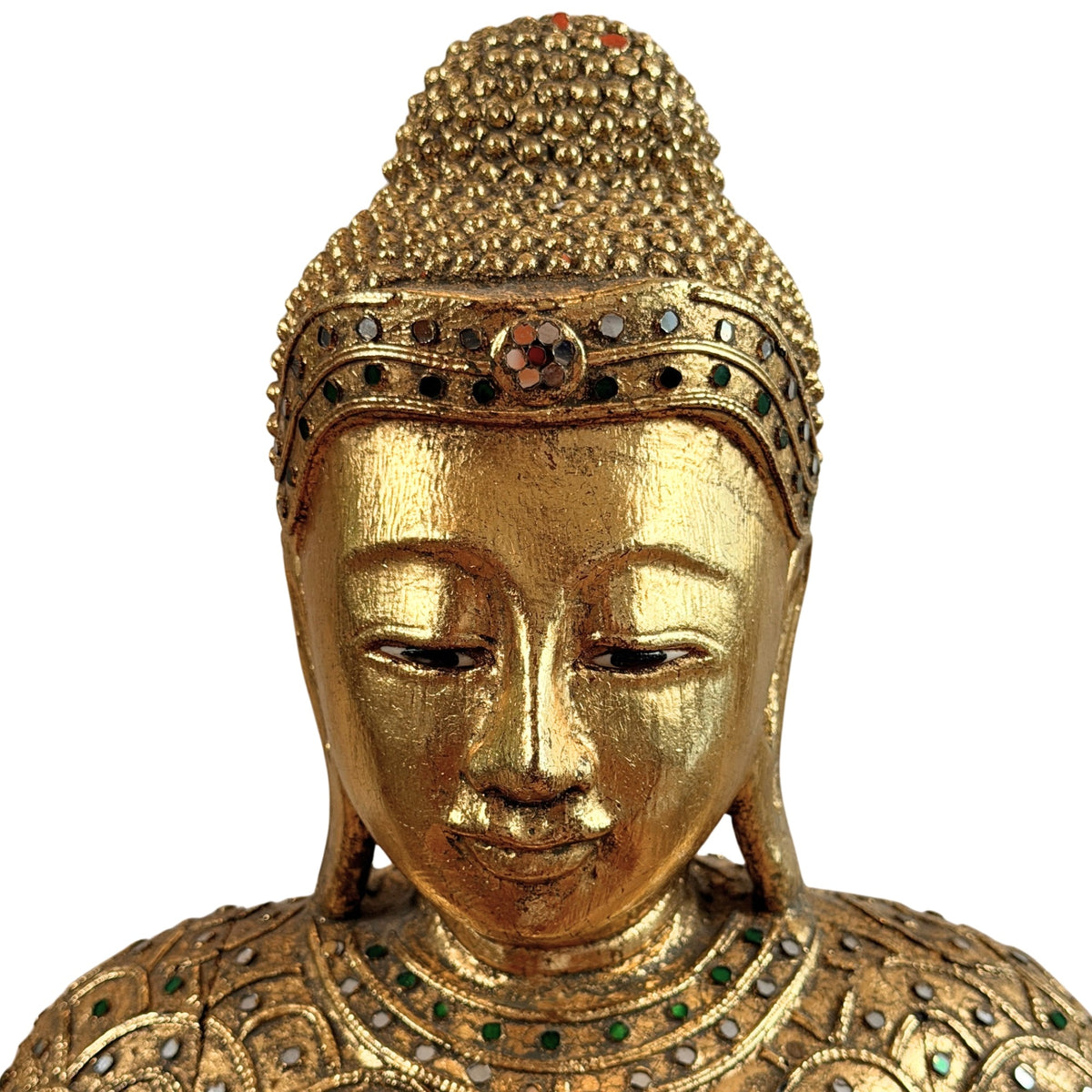 Detail van het vergulde gelaat en de ingelegde hoofdband van de Jambupati Boeddha