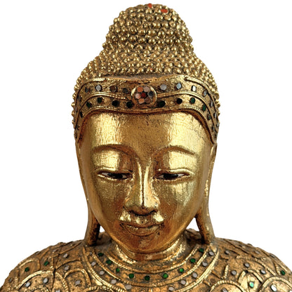 Detail van het vergulde gelaat en de ingelegde hoofdband van de Jambupati Boeddha