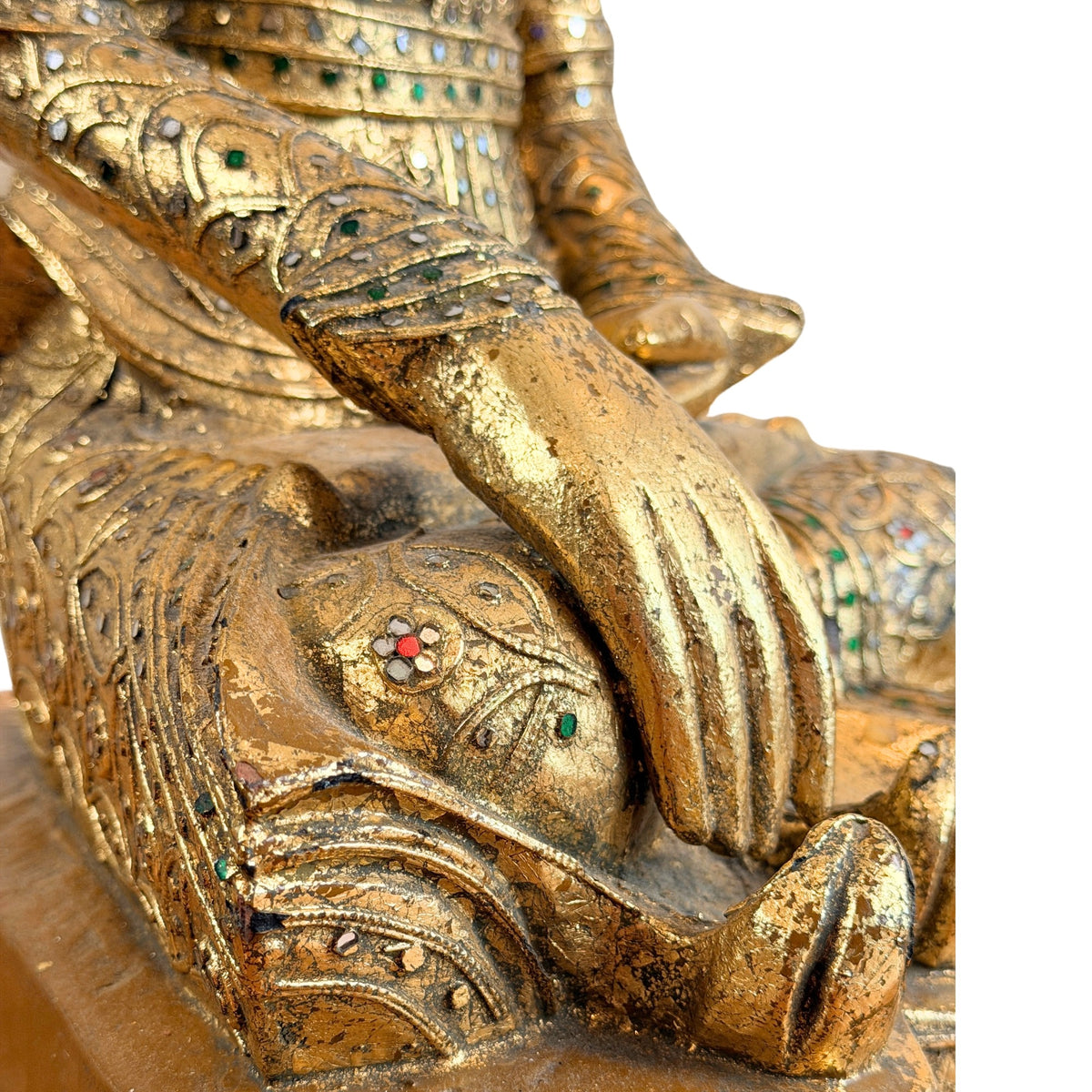 Detail van de rechterhand op de knie en de ingelegde gewaaddecoratie