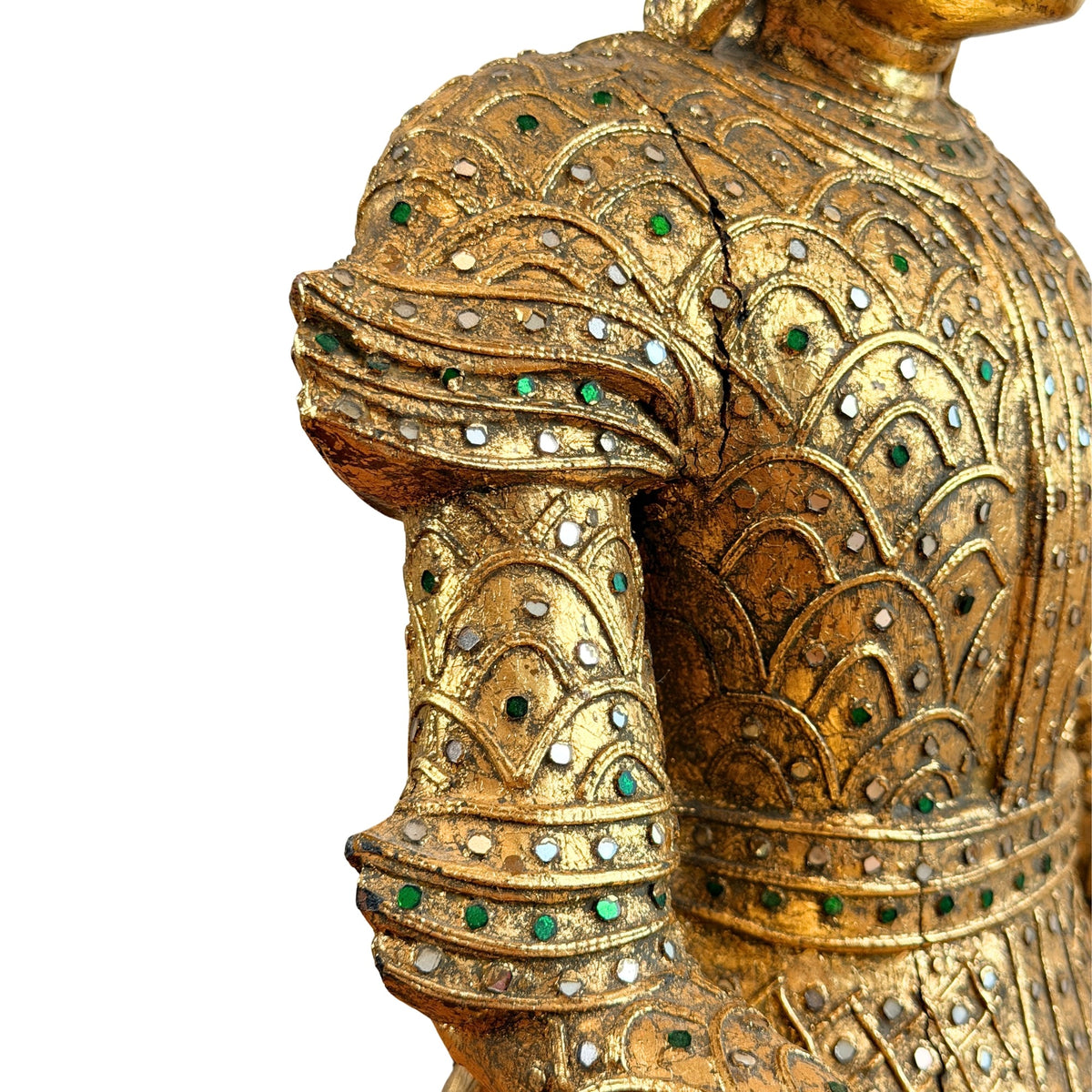 Detail van schouder en bovenarm met vergulde reliëfdecoratie en glasinleg