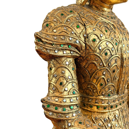 Detail van schouder en bovenarm met vergulde reliëfdecoratie en glasinleg
