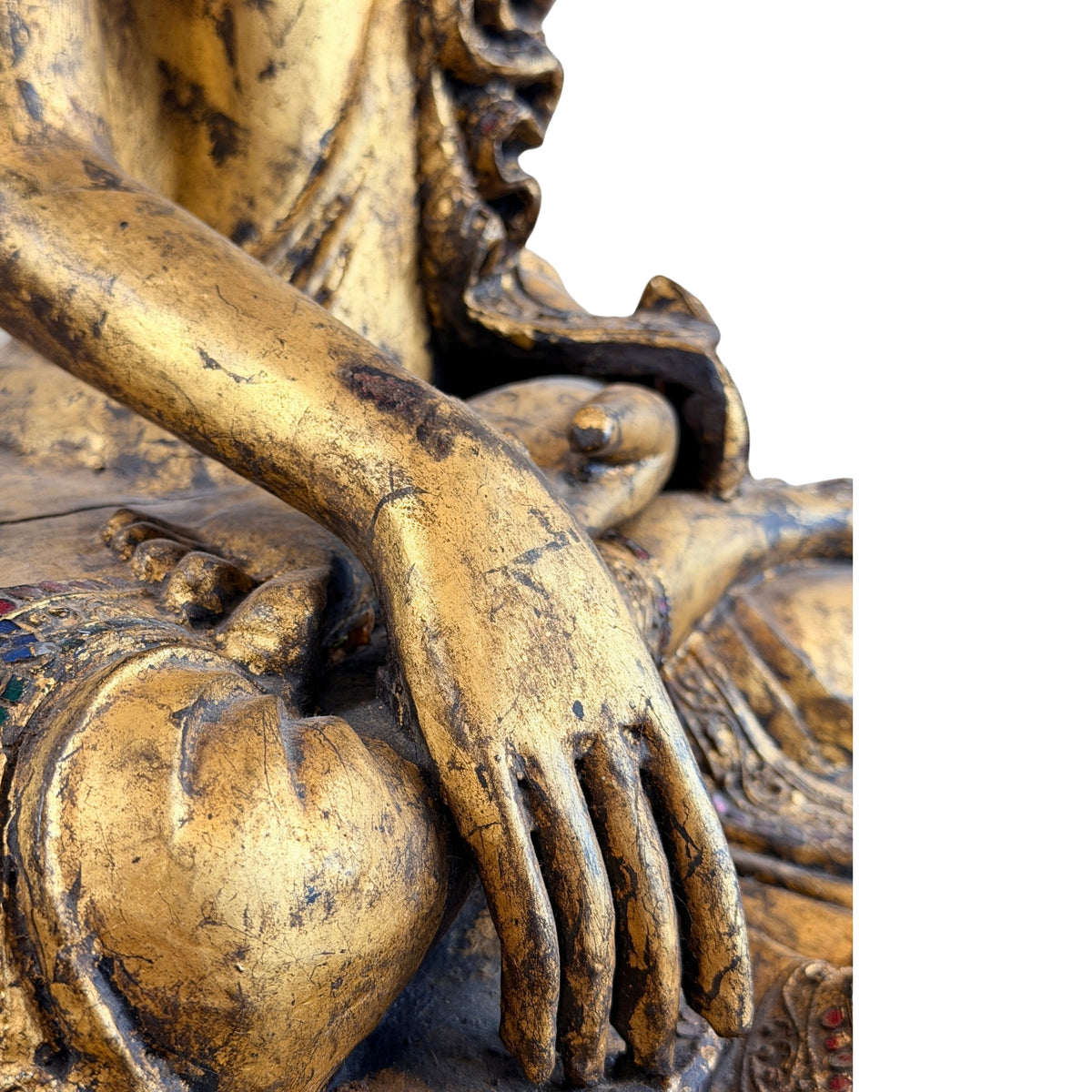Close-up van de rechterhand in bhumisparsha mudra en slijtage van de vergulding