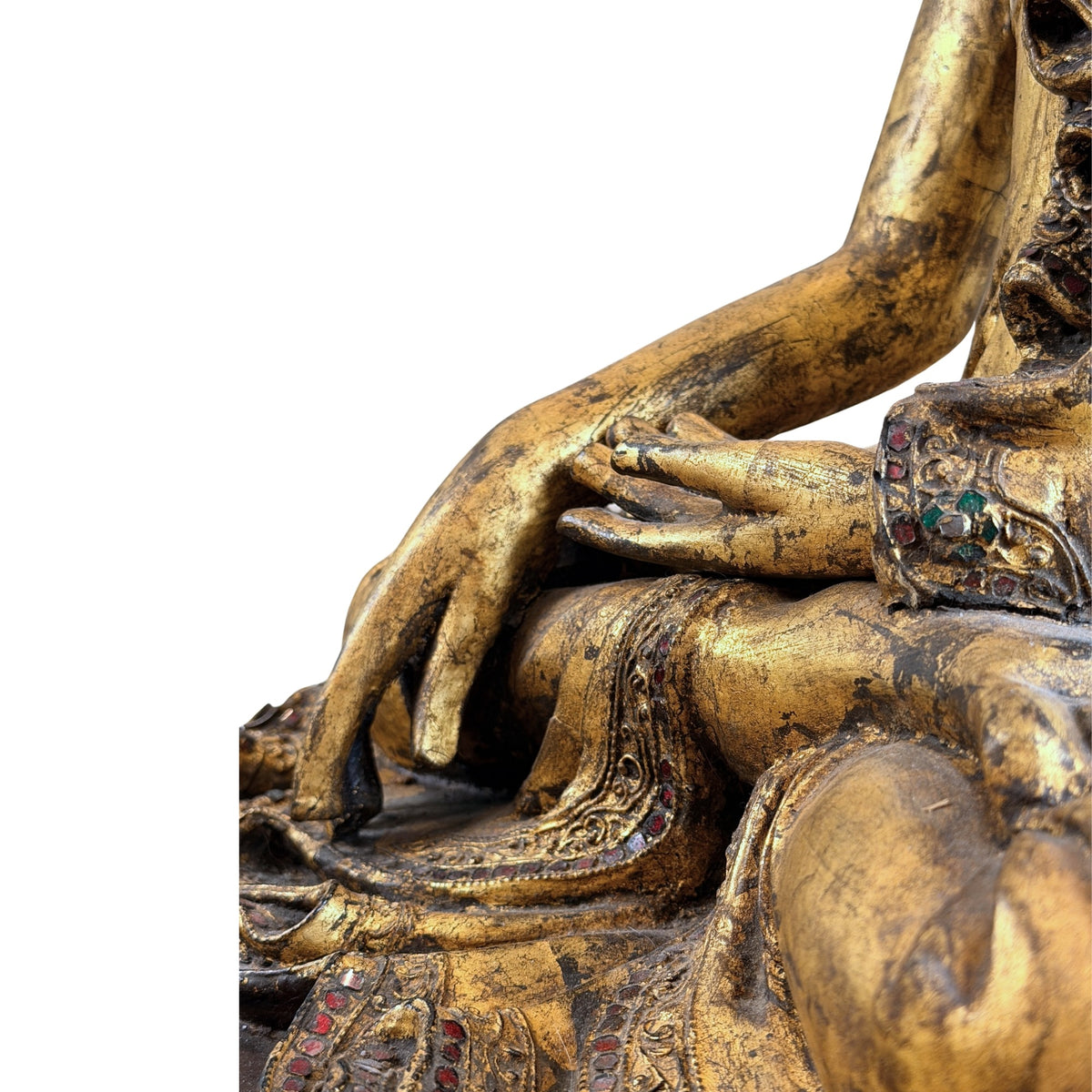Detail van de rijk versierde sokkel met gekleurde glasinleg