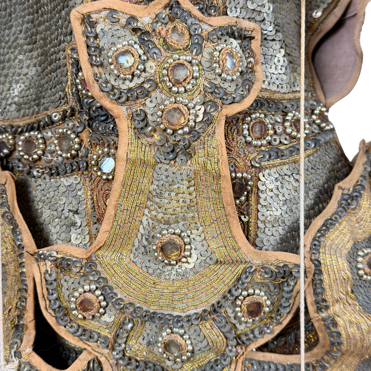 Pailletten, kralen en glazen cabochons op het borststuk, detail
