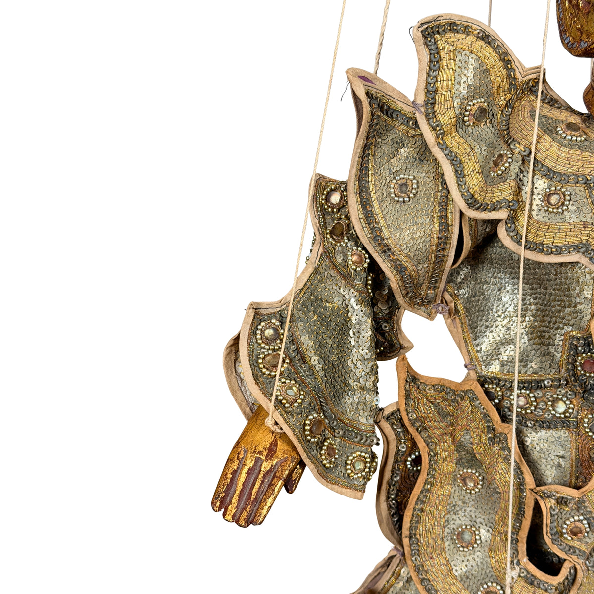 Vergulde hand en geschulpte mouw, detail