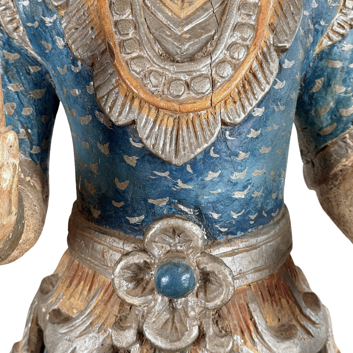 Birmese Nat-figuur: detail van de gelaagde kraag en het blauwe borststuk