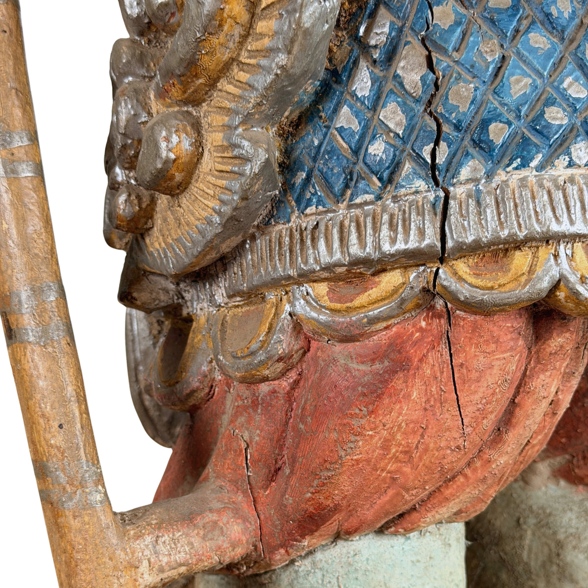 Birmese Nat-figuur: lange scheur door kledingpaneel en rode broek