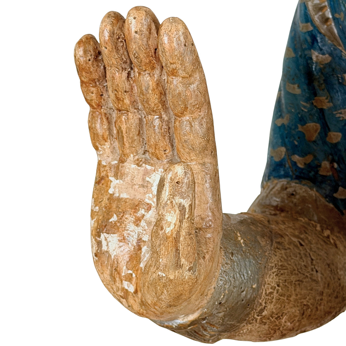 Birmese Nat-figuur: close-up van de open rechterhand met verfslijtage