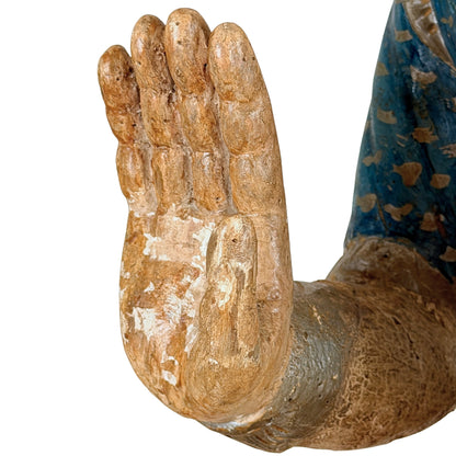 Birmese Nat-figuur: close-up van de open rechterhand met verfslijtage