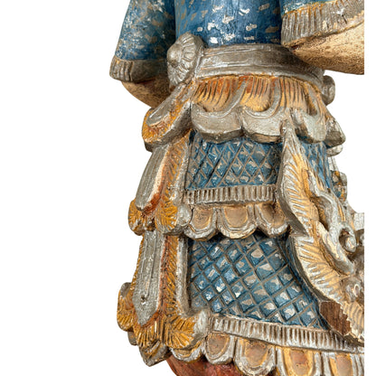 Birmese Nat-figuur: achterdetail van de beschilderde kledingpanelen
