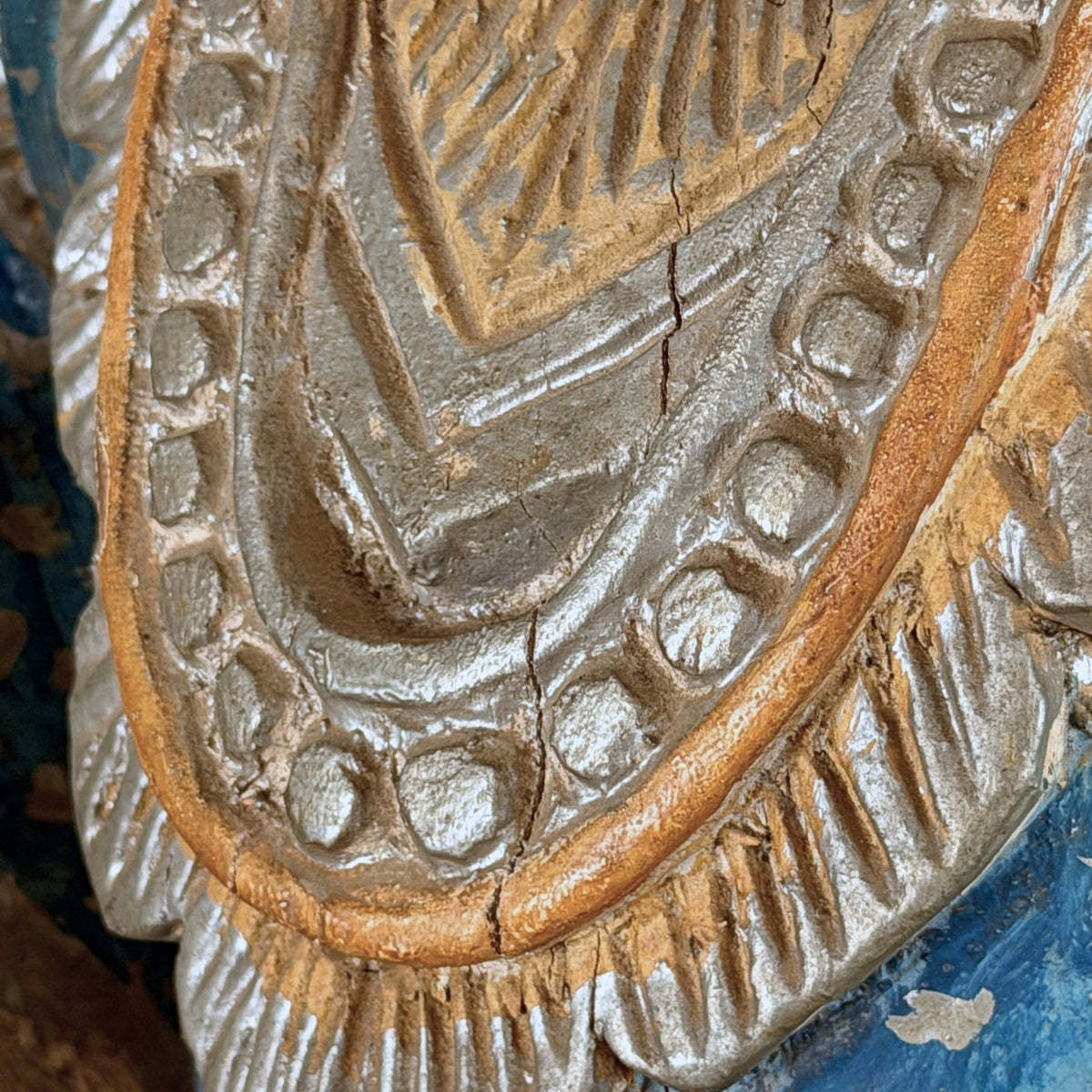 Birmese Nat-figuur: close-up van de scheur door de gelaagde kraag