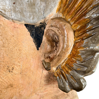 Birmese Nat-figuur: close-up van het oor en de vleugelvormige versiering