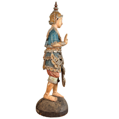 Birmese Nat-figuur: staande figuur in profiel met lange staf