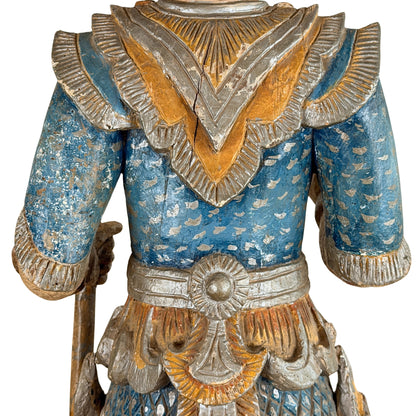 Birmese Nat-figuur: blauwe rug met zilverkleurige motieven en brede kraag