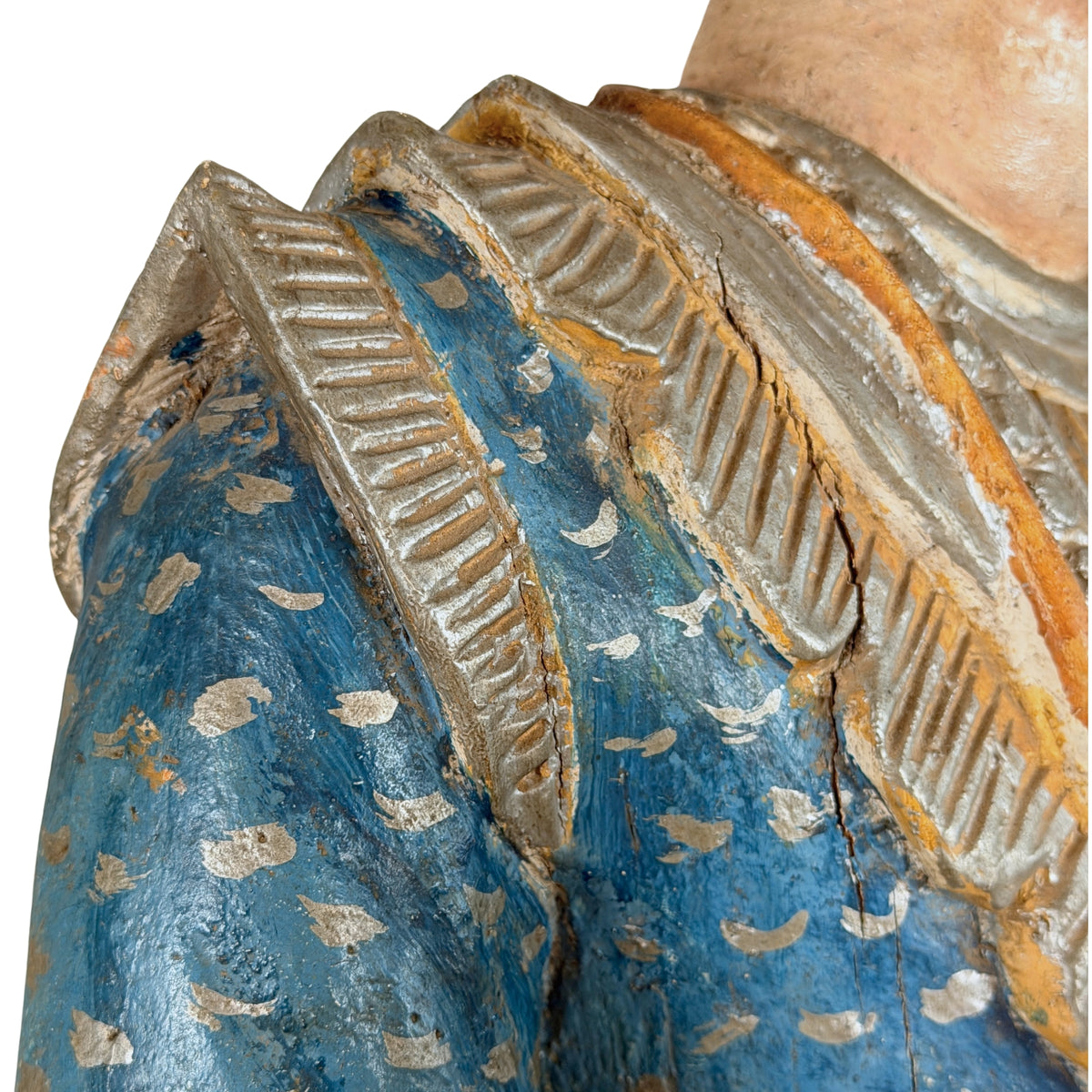 Birmese Nat-figuur: detail van de blauwe schouder en geschulpte kraag