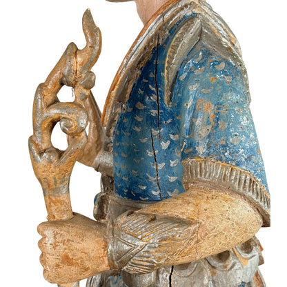 Birmese Nat-figuur: stafbekroning naast de scheur in de blauwe schouder