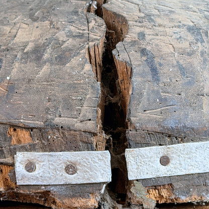 Birmese Nat-figuur: scheur in de houten voet met metalen reparatiestrips